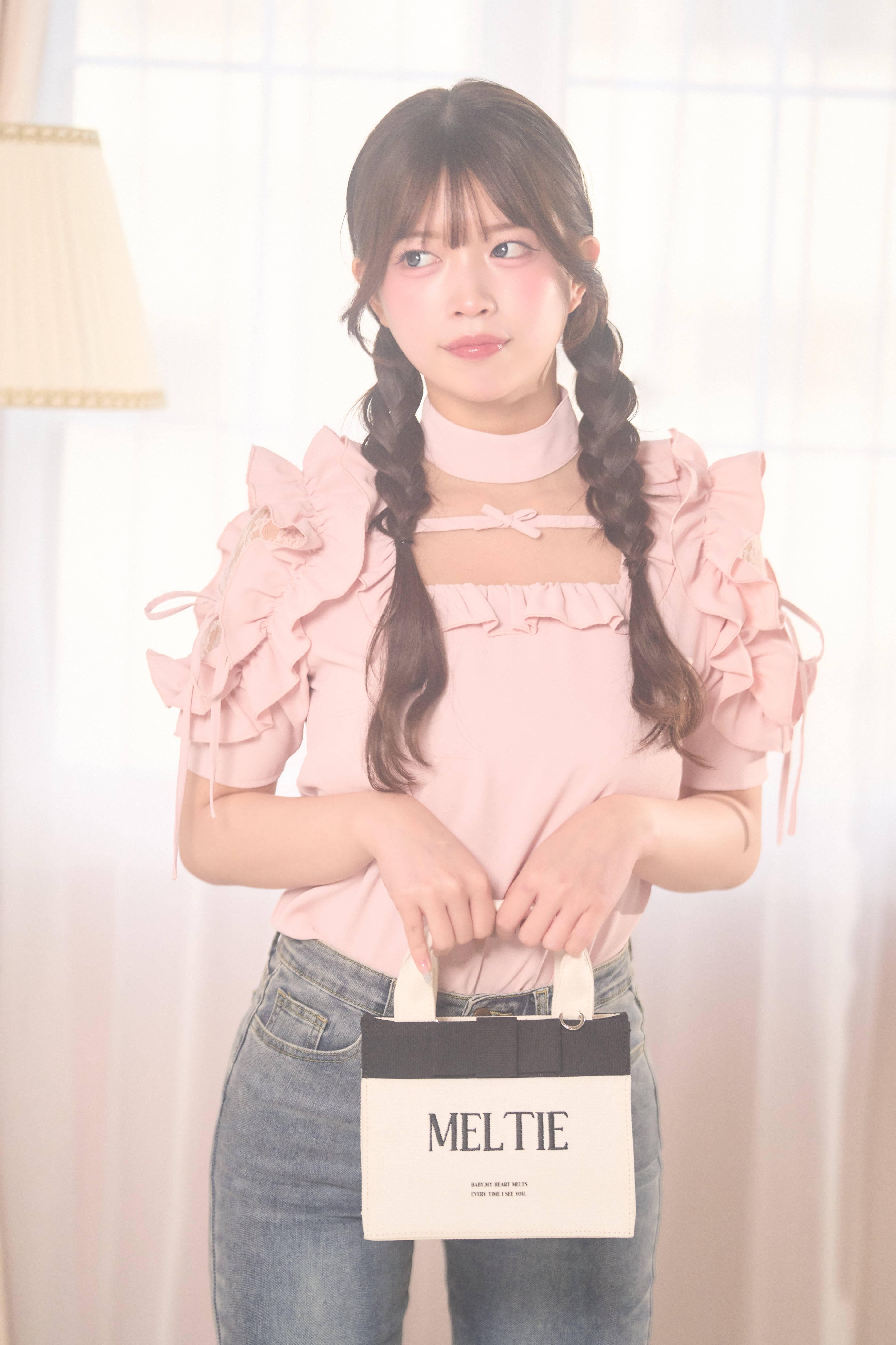 きらきらショルダーフリルブラウス