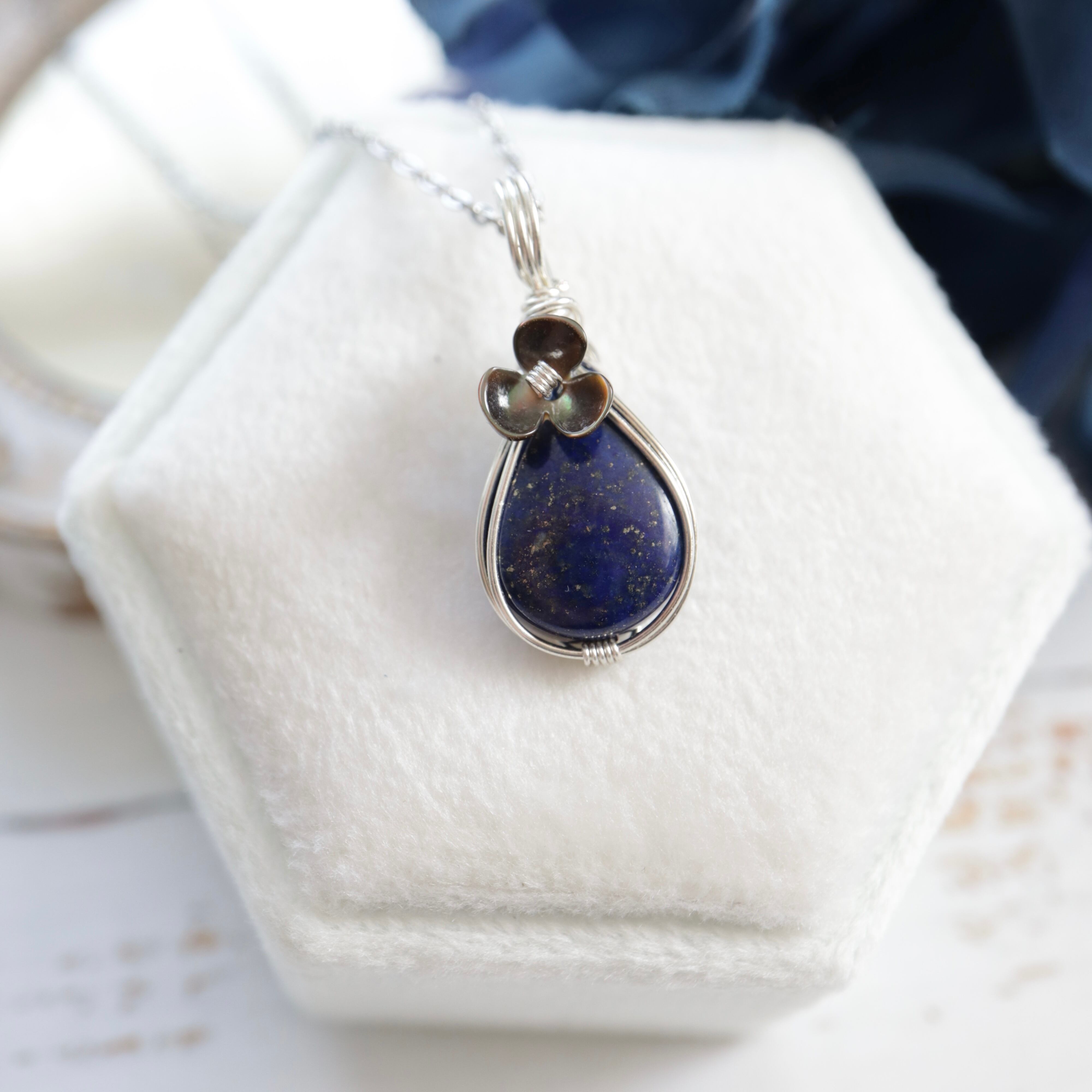 【1点もの】ラピスラズリ《夜空に咲く一輪の花》|天然石ワイヤーアクセサリー