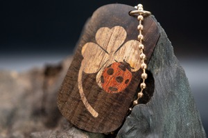 :【21世紀最高峰の材】サイアミーズローズウッド マイクロカーリー ドッグタグ 象嵌 幸運を運ぶナナホシテントウ