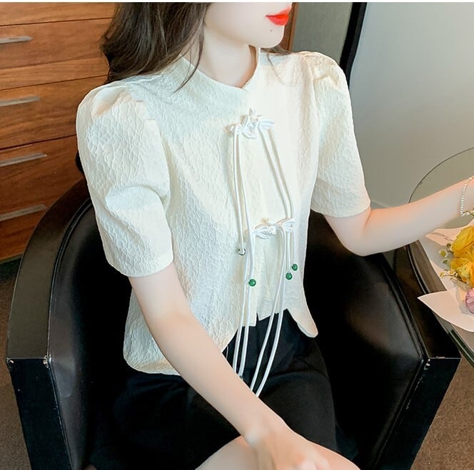 トップス シャツ ブラウス カットソー 白トップス ショート ショート丈 袖あり 半袖 5分袖 五分袖 襟付き スタンドカラー かわいい カジュアル おしゃれ お洒落 かっこいい レトロ アジアン ラブリー キュート ガーリー 個性的 春 夏 秋 誕生日 謝恩会 10代 20代 レディース 女性用 学生 通学 デート お出かけ 公園デビュー 女子会 お泊まり 休日 パーティー イベント リゾート モテ S M L XL 2XL 色展開 白 ホワイト アプリコット