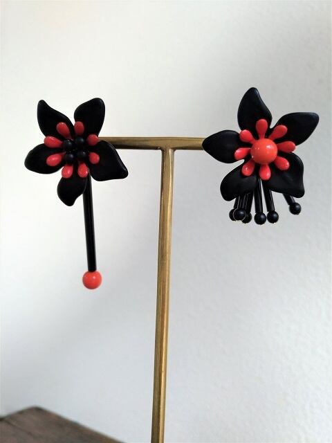 【SALE】黒と朱色のお花ピアス(vintage part)