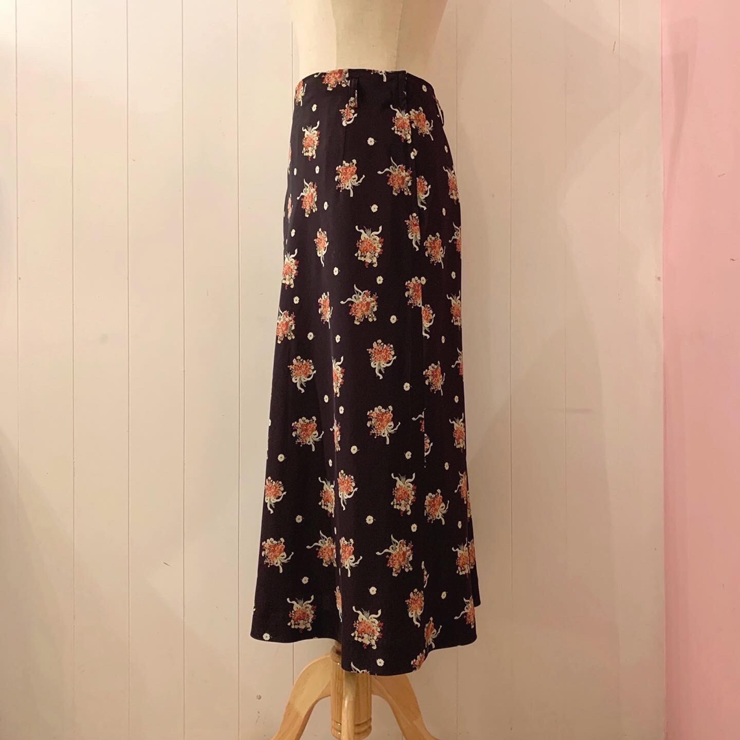 flower basket black long skirt