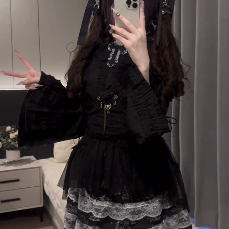 ゴシック｜闇に堕ちる美学 漆黒バックル袖とコルセットの3点