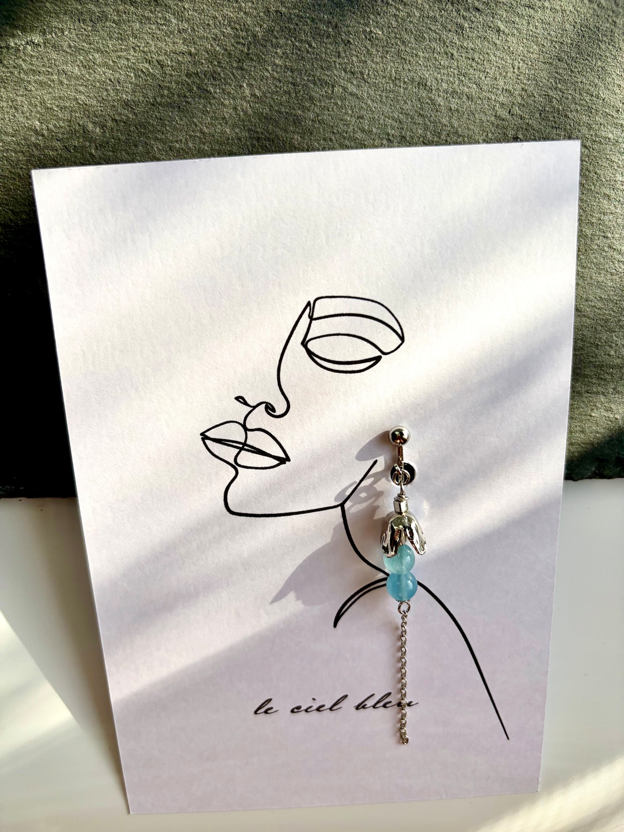 垂れ下がるこの花の実は アクアマリン ゴールド/シルバー