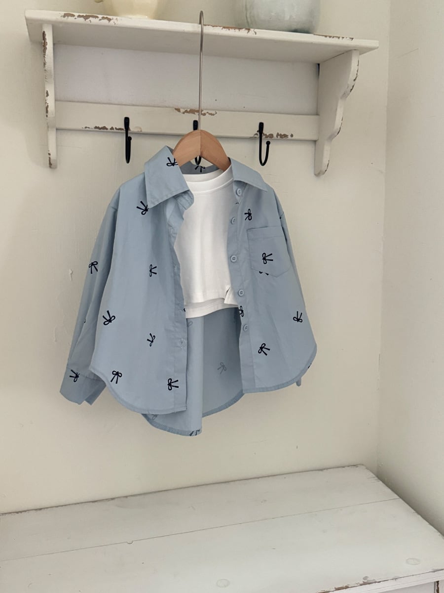 リボンプリントシャツ