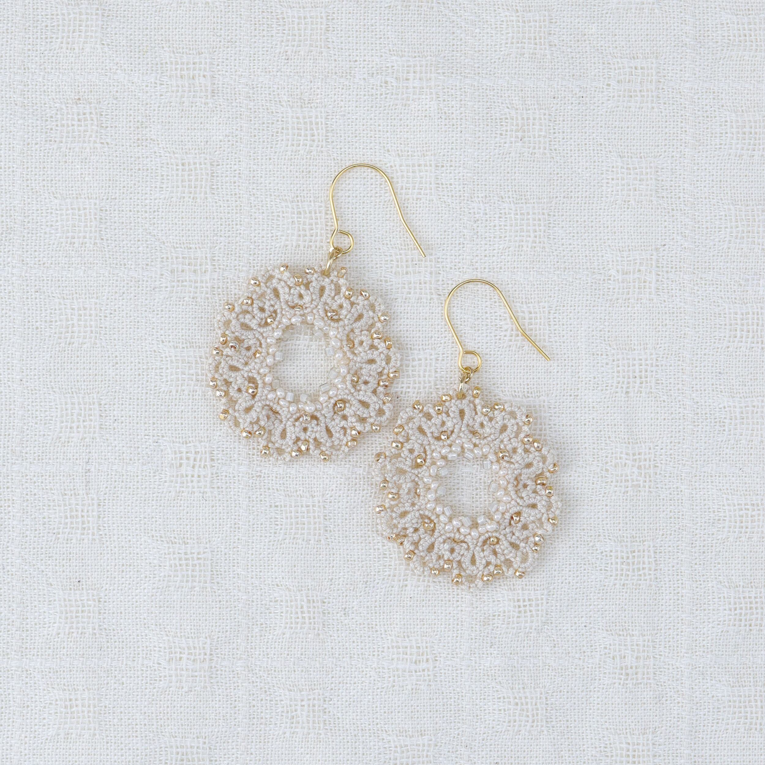 タティングレースとビーズのピアス Ring＜リング＞ écru ※イヤリングに変更可