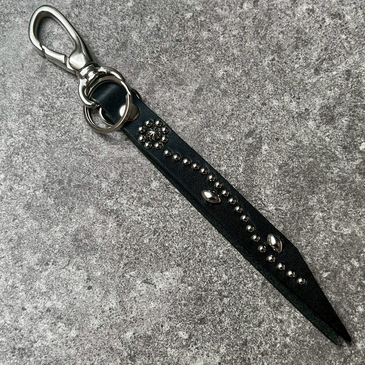 栃木レザー】片面スタッズキーホルダー T20.5-2 | Ace leather