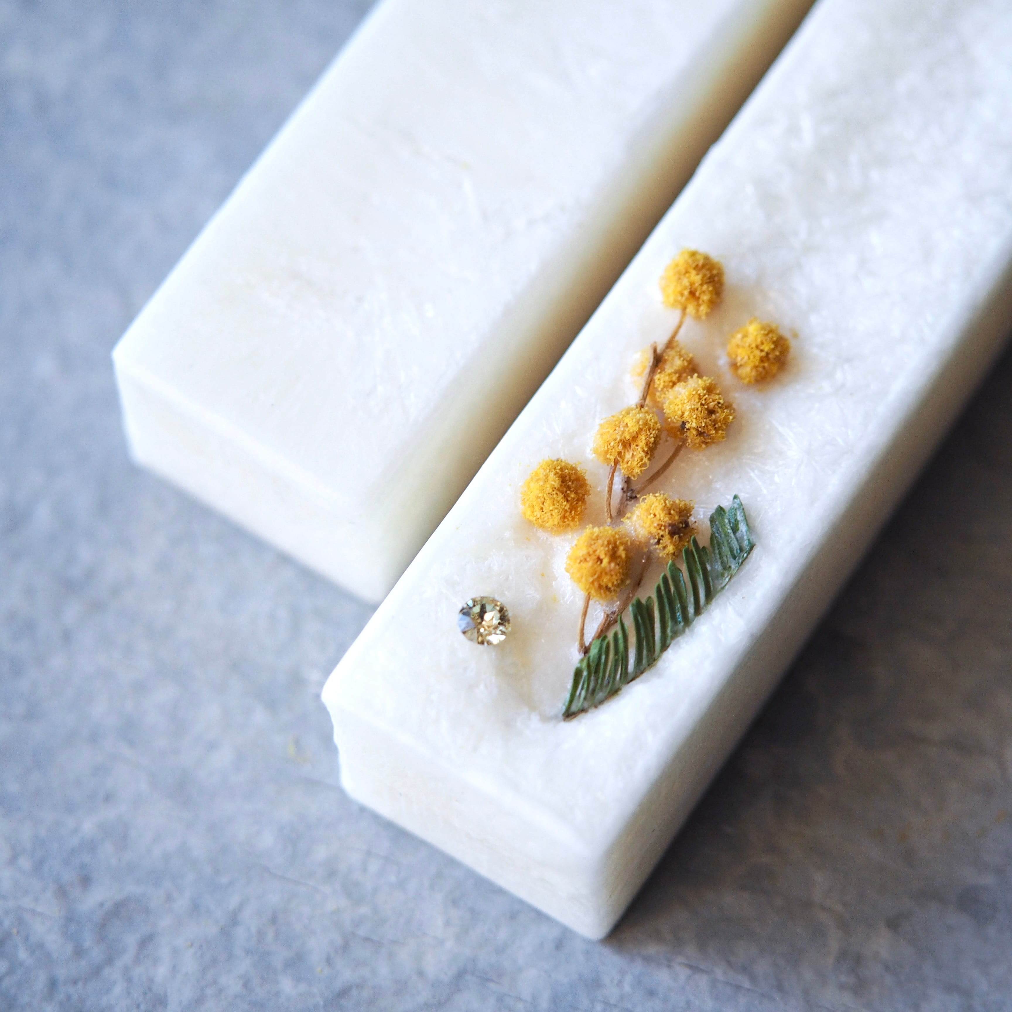 香りを飾る。ミモザのアロマワックスサシェ | 花のインテリア