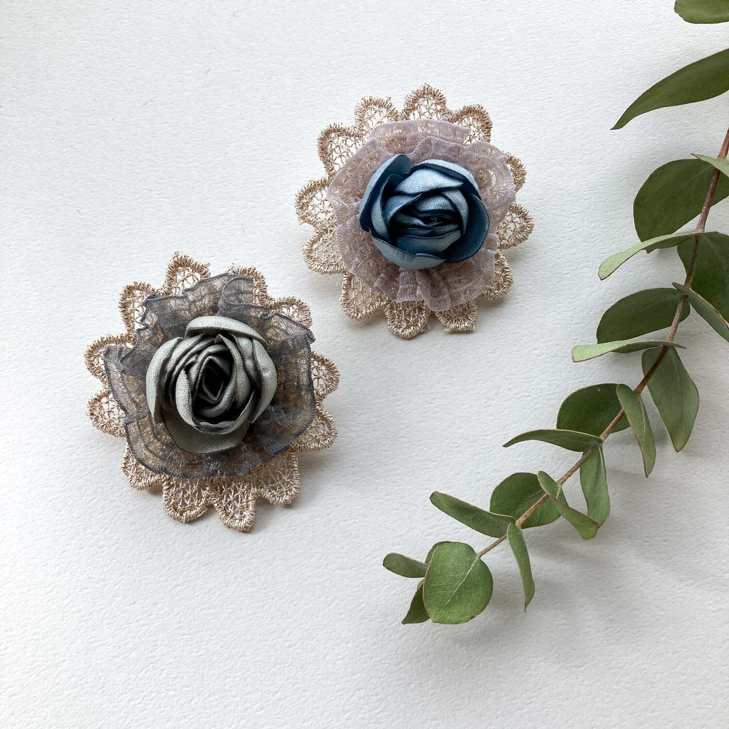 花のハート型イヤリング、リボンと花のブローチセット 花のハート型