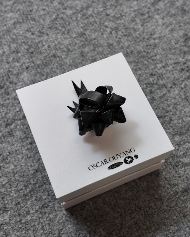 【26/AW Oscar Ouyang】Black leather rossette bow badge