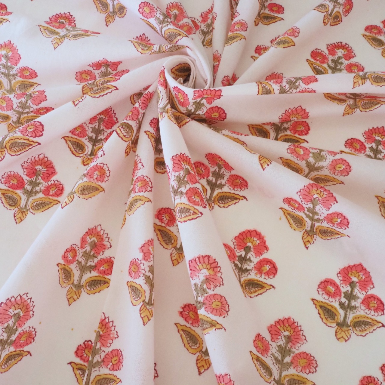 ブロックプリント生地【50cm単位】インド綿 小花柄 白×赤 #36973-WT2