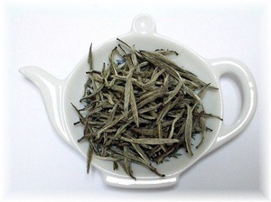 【茉莉精針王】：茶葉に茉莉花（ジャスミン）の香りを４回も付けたもの。