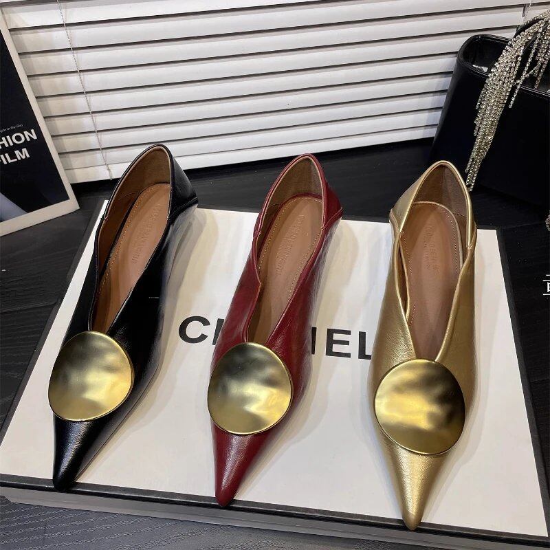 女性の新しいローカットシューズ春と秋のファッションメタル装飾快適な軽量耐摩耗性カジュアルシューズ。