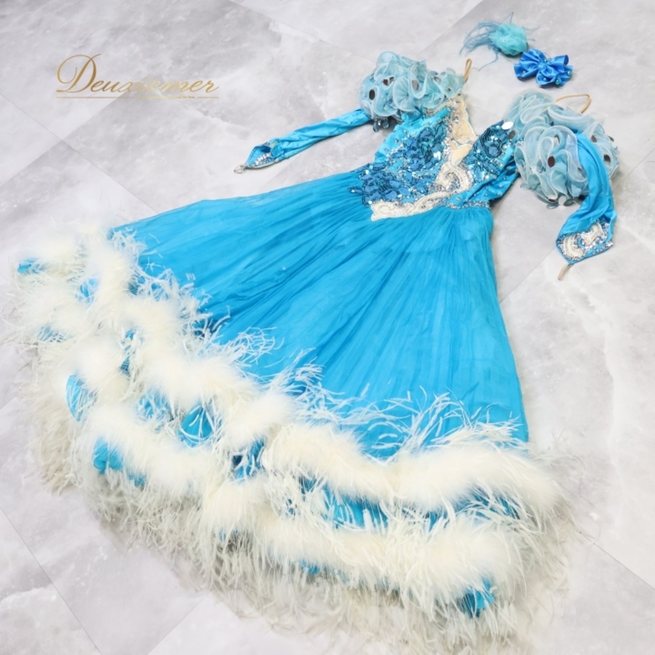 社交ダンス 衣装 スタンダード ドレス ワンピース 青 水色 ファー フリル プリーツ デモ 競技 パーティ 発表会 ブルー系 ホワイト系 鮮やか おしゃれ 豪華 スカート コスチューム 女性用 ダンス用品 競技用 イベント用 ステージ衣装 パフォーマンス用