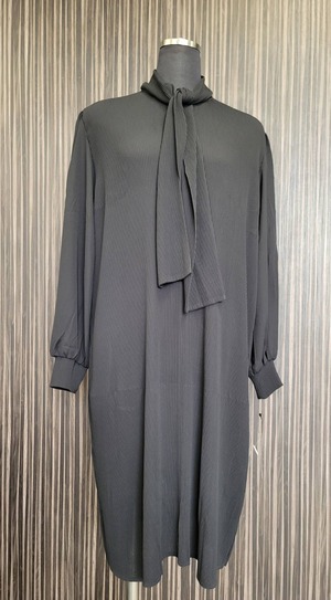 黒おしゃれワンピース　喪服礼服　伸びる生地　楽チンワンピース