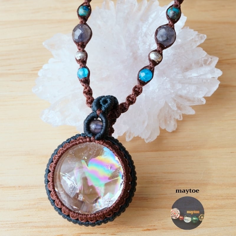 くっきりとした濃い虹入り☆レインボー水晶(アイリスクォーツ)のマクラメネックレス ~湖畔~