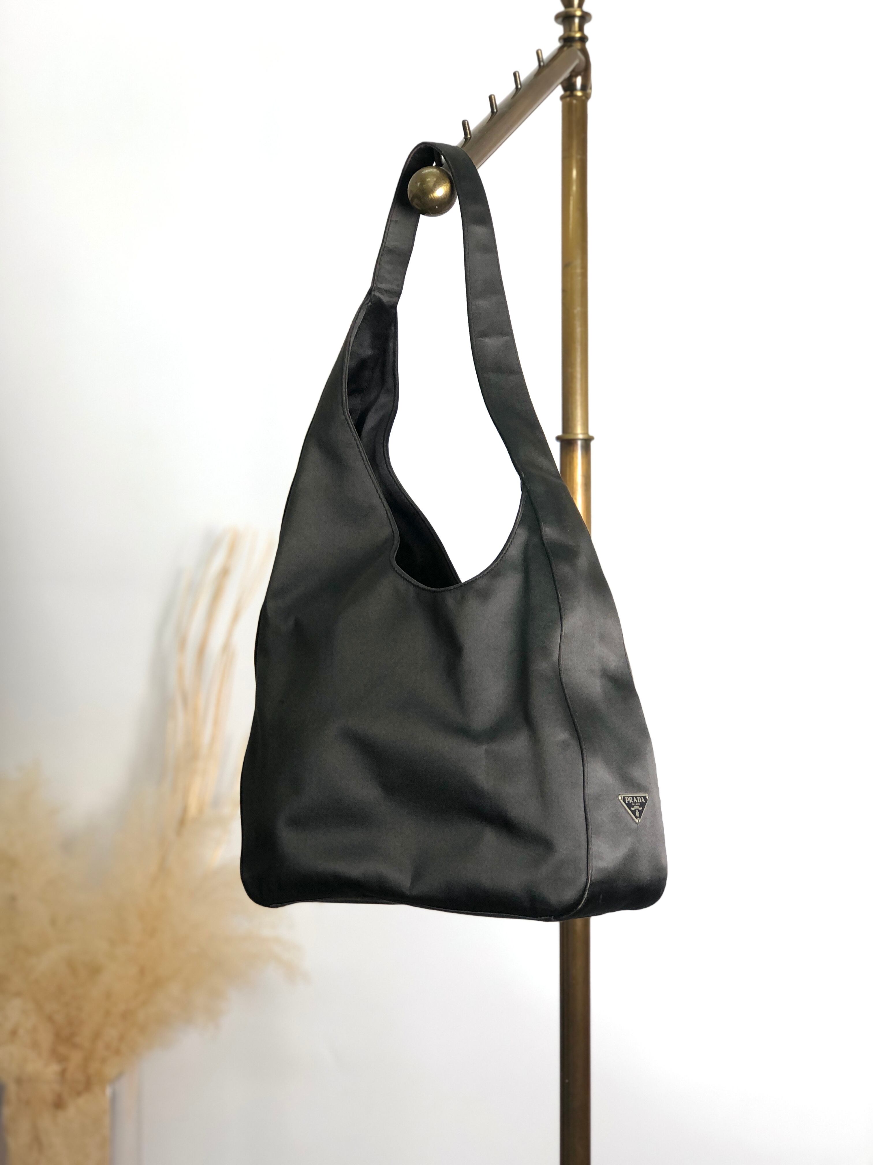 PRADAプラダナイロンワンショルダーバックトライアングルブラック