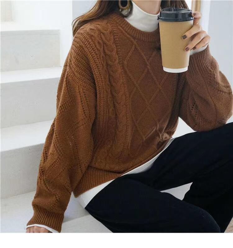 ラウンドネックケーブル編みニット