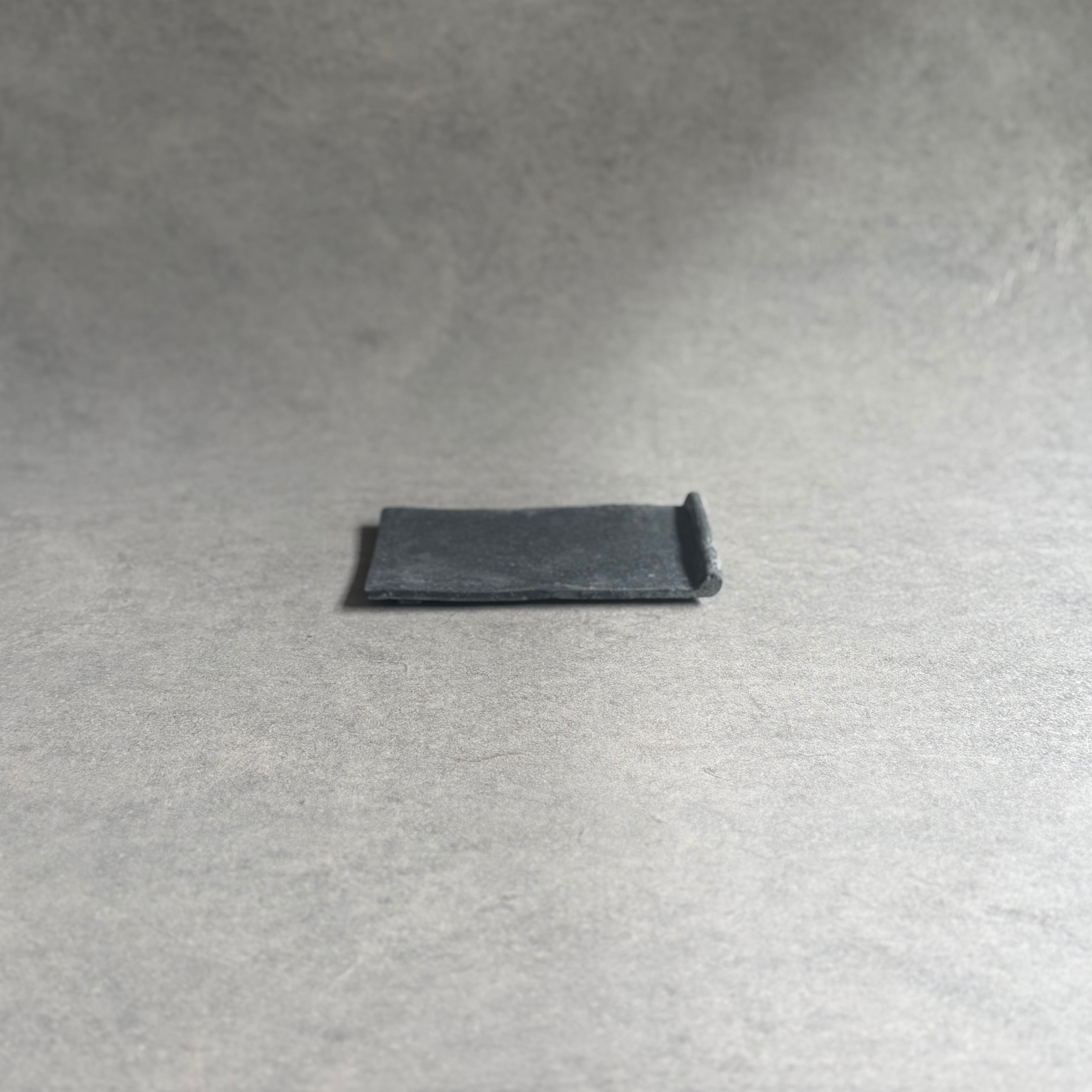 日高伸治 炭化足付板皿 反物