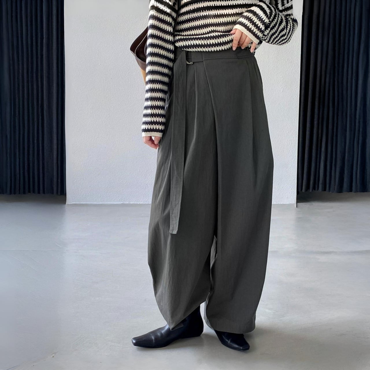 Dカンベルトタックデザインハイウエストワイドパンツ A01841