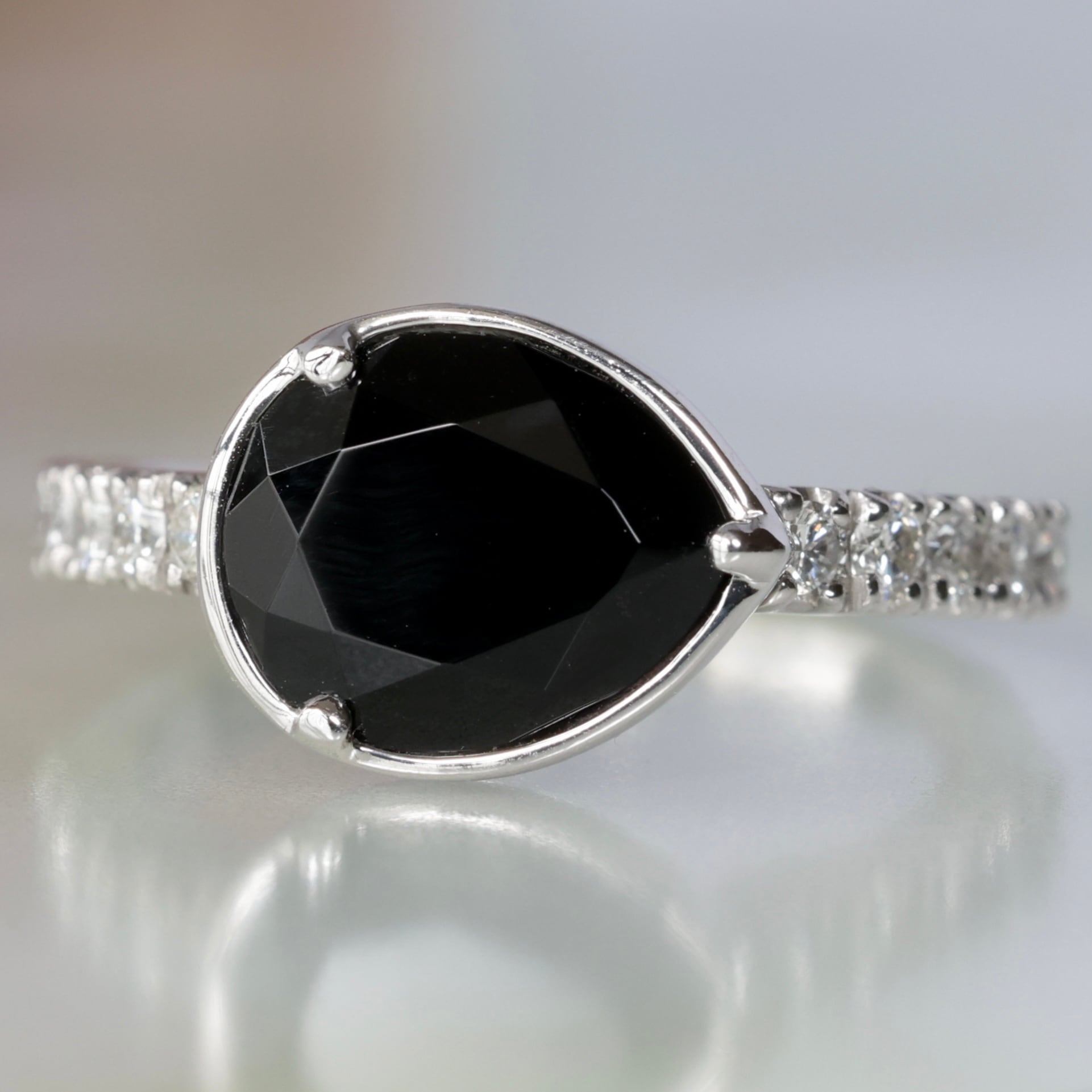 K18 WG ヴェレッタオッターヴァ コメット オニキス ダイヤモンド 0.30  