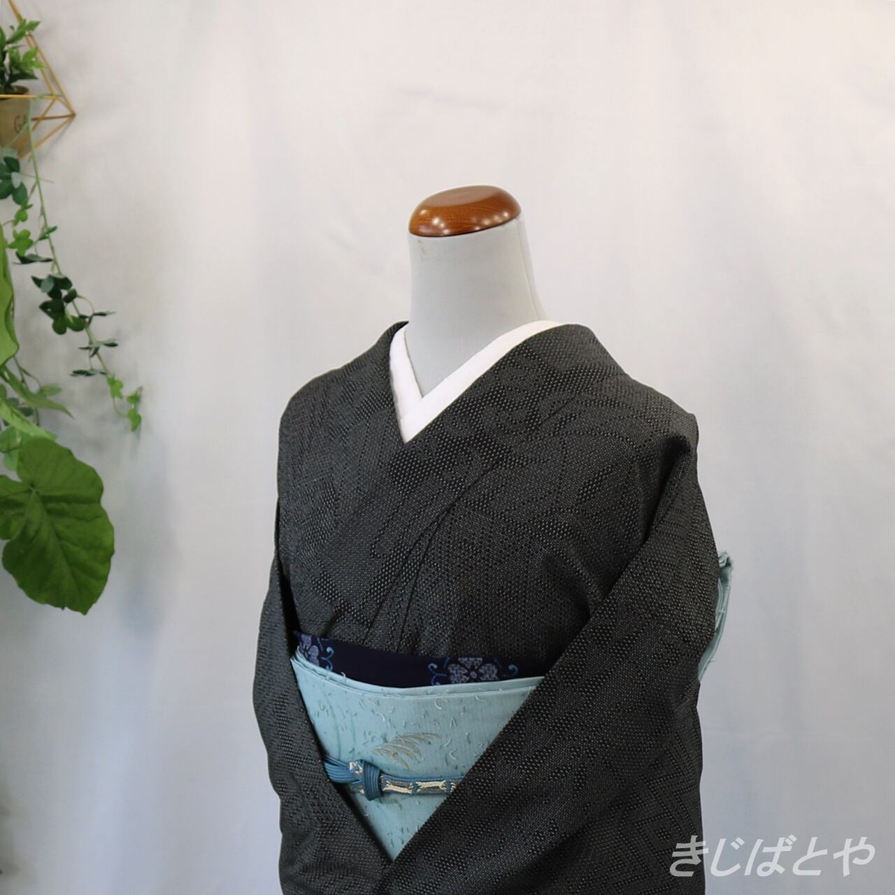 正絹ひげ紬 浅葱鼠に兎のなごや | きじばとや