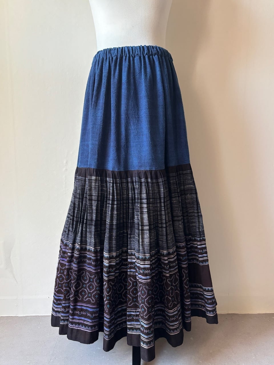 モン族スカート 072 ロング 裾ボリューム 贅沢に巻きスカート1枚使用