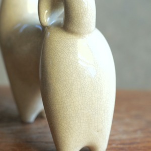 コロンとなめらかな、磁器の白い犬 3