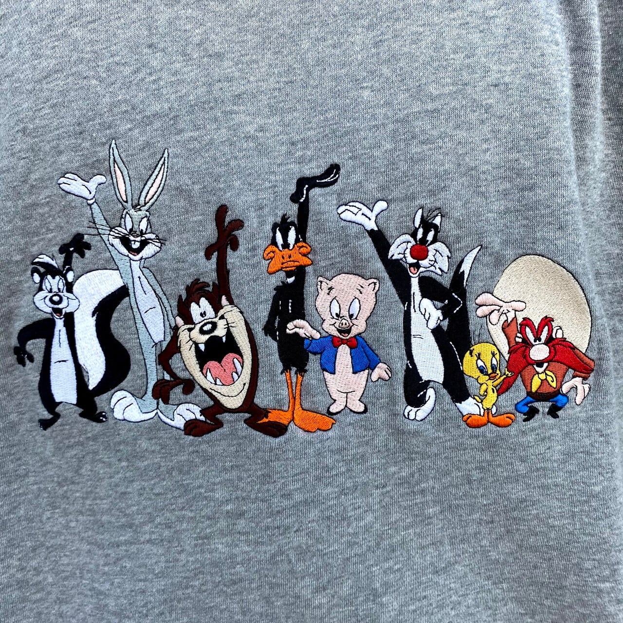 90年代 Looney Tunes ルーニーテューンズ 刺繍 キャラクターデザインスウェット メンズxl レディース 古着 Warner Bros 90s ビンテージ ヴィンテージ トレーナー ライトグレー 灰色 スウェット Cave 古着屋 公式 古着通販サイト