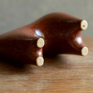 凛々しい表情の、茶色く滑らかな馬