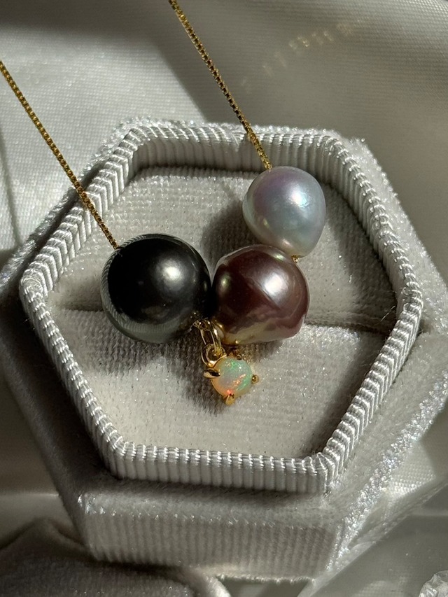 美しく輝くオパール〈カラフルなオンリーワンパール〉コラボレーションネックレス