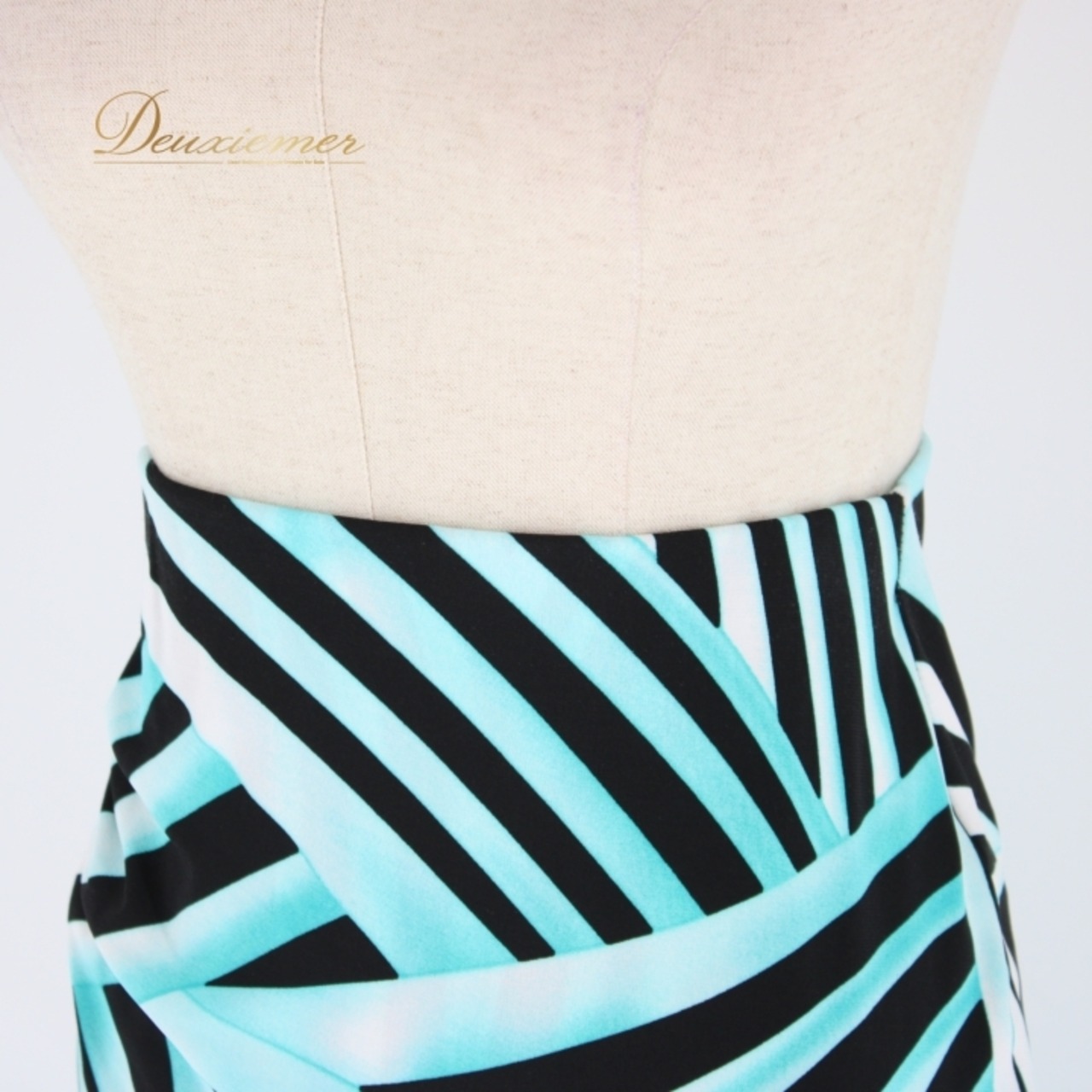 社交ダンス 衣装 ラテン スカート レッスンウェア 練習着 オールシーズン チャコット Chacott 黒 水色 白 ブラック系 ホワイト系 ライトブルー系 脚長 おしゃれ お出かけ ダンス用 大人 ストレッチ 伸縮性 楽チン お洒落 綺麗 使いやすい おすすめ レディース ユニセックス 体型カバー ファッション コーディネート スポーツウェア 人気 新作