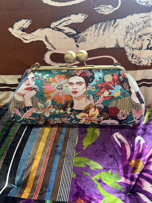 Lサイズ ラウンド フリーダカーロ ビビットピンク 幾何学