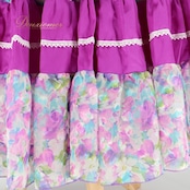 フラメンコ 衣装 マキコスチューム MAKIS COSTUMES ツーピース セットアップ 上下セット ファルダ スカート トップス エプロン 紫 白 花柄 ボランテ フリル ホワイト系 パープル系 ステージ衣装 ダンス衣装 イベント 可愛い 日本製 フラメンココスチューム ボウタイ付き フリルデザイン レディース かわいい フェミニン 舞踏用 スカートセット トップスセット 柄物