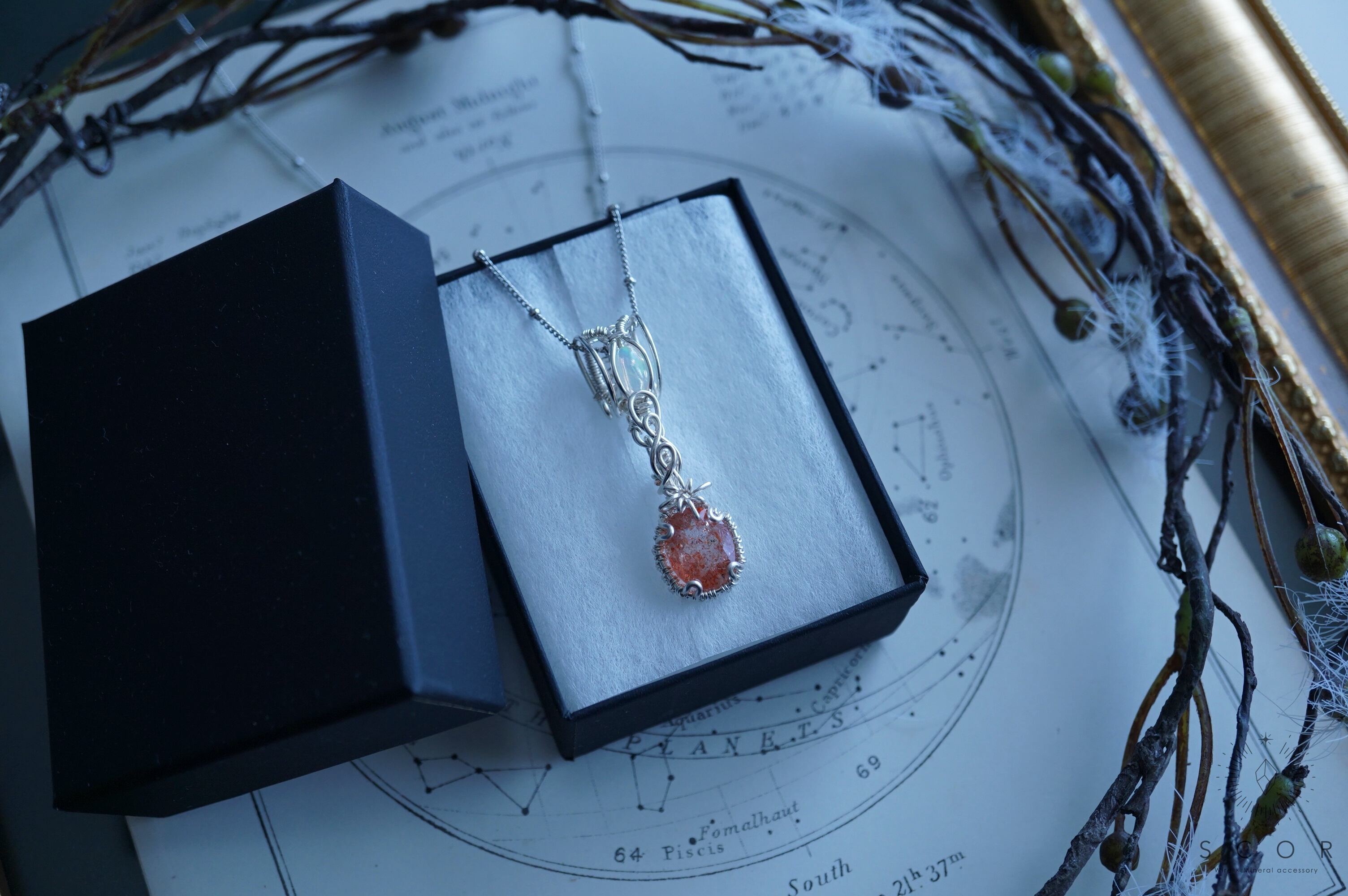 流星のペンダントトップ 動画あり】Two stars - 箔片星・ネオン星・流星(pt356-so-s) （サン