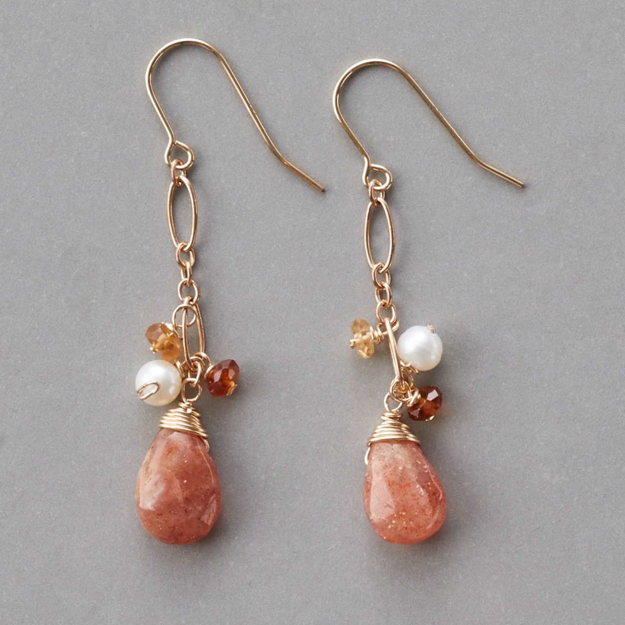 天然な色が魅力的！サンストーン×淡水ピアス mm1193