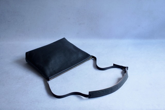 DR SHOULDER BAG 01