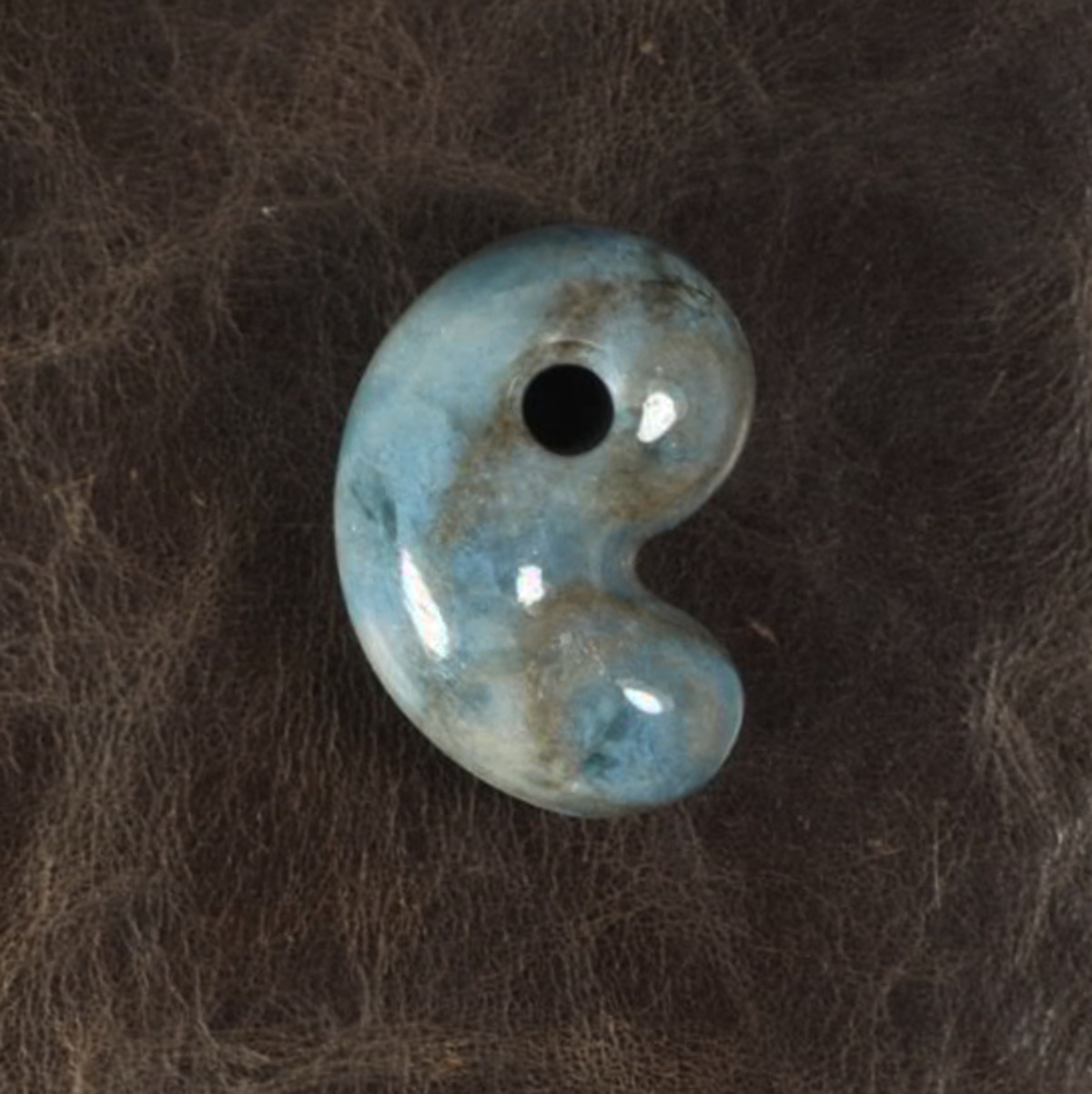 糸魚川翡翠 コン沢 青翡翠 ゆるまがたま 勾玉 16.0g Itoigawa blue Jadeite Magatama | URUWA 工房 うるわ