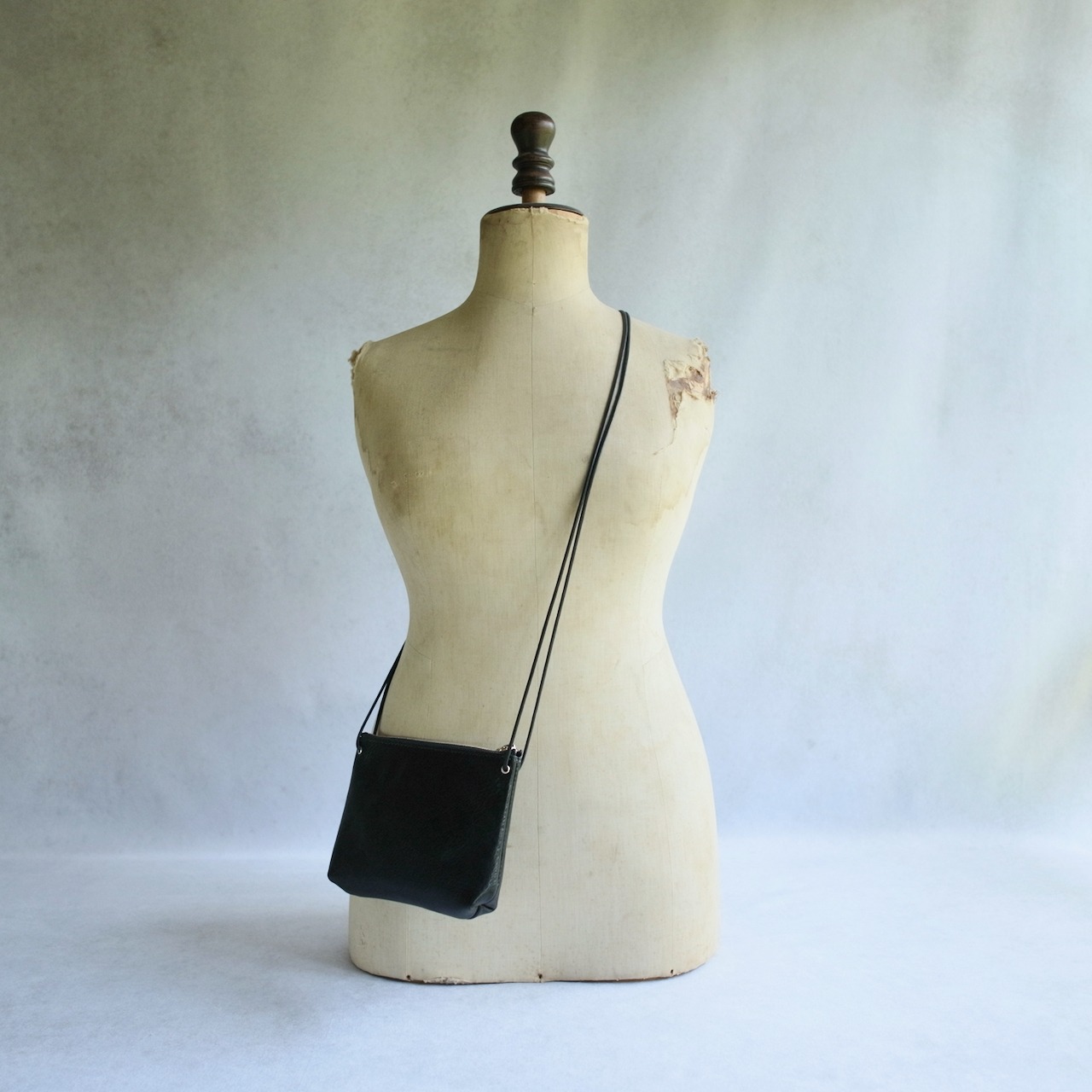 KN POCHETTE 18-01 GLOSSY BLACK