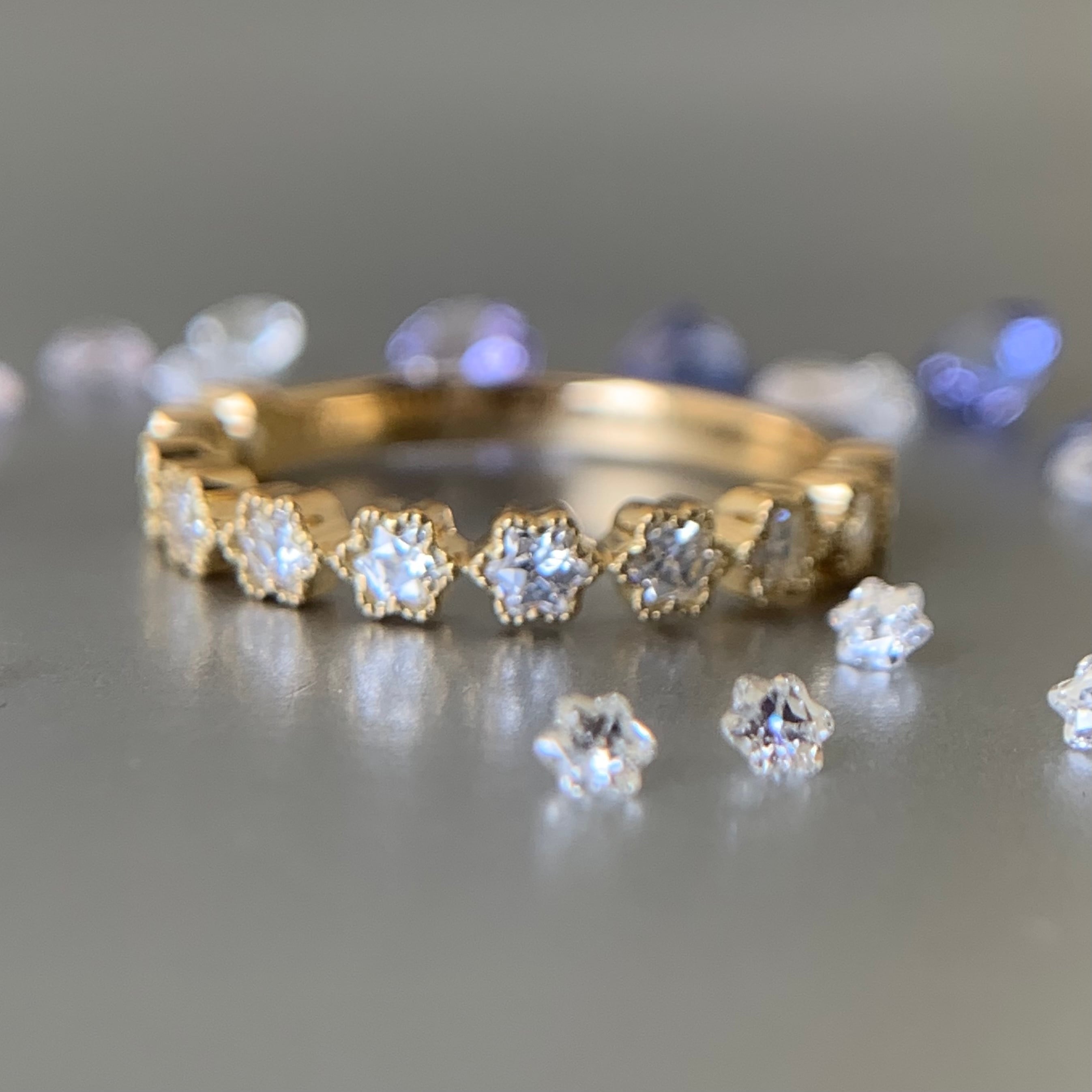 輝く18金の輪舞が指先に舞い降りる 極上の輝きを纏った0.2ctのダイヤモンドリング、11号の贅沢な存在感  イエローゴールドの輝きが指元を彩り、ハーフエタニティデザインが永遠の愛を誓います 華やかな輝きと上品な輪郭が魅了する、ダイヤモンドリングの極致 黄  指輪・リング