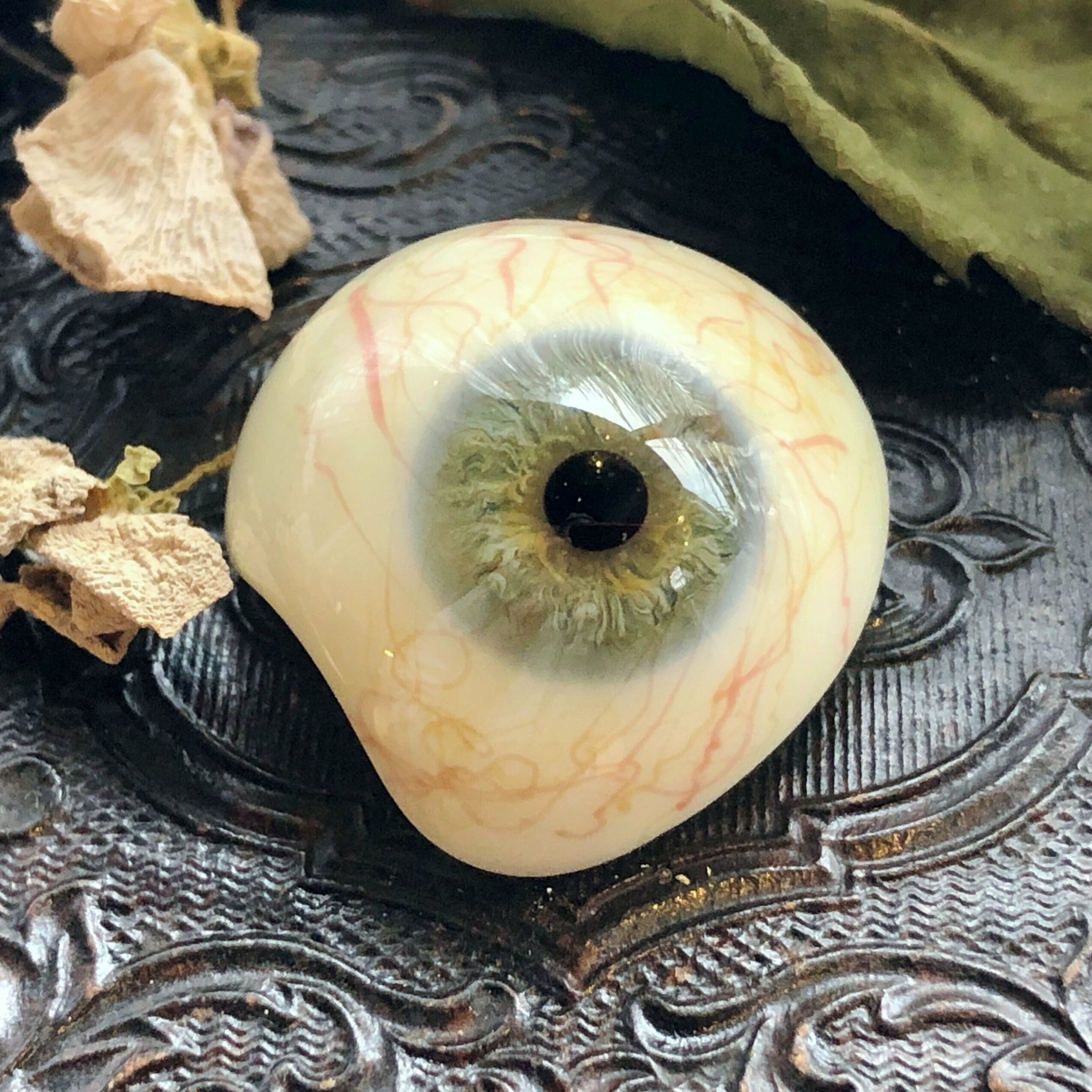 靄に浮かぶ翡翠の義眼 | メルキュール骨董店