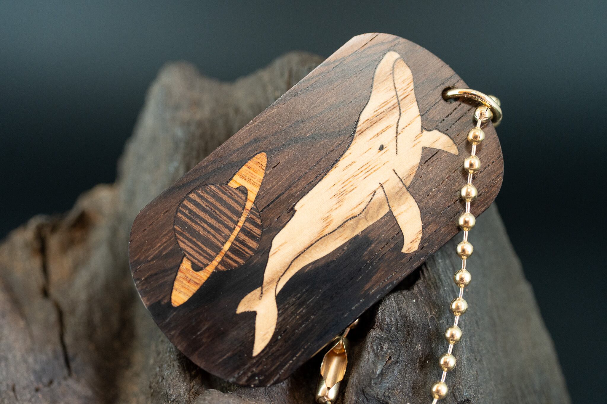 【音楽業界屈指の銘木】 ハカランダ ドッグタグ 象嵌 勇魚と惑星