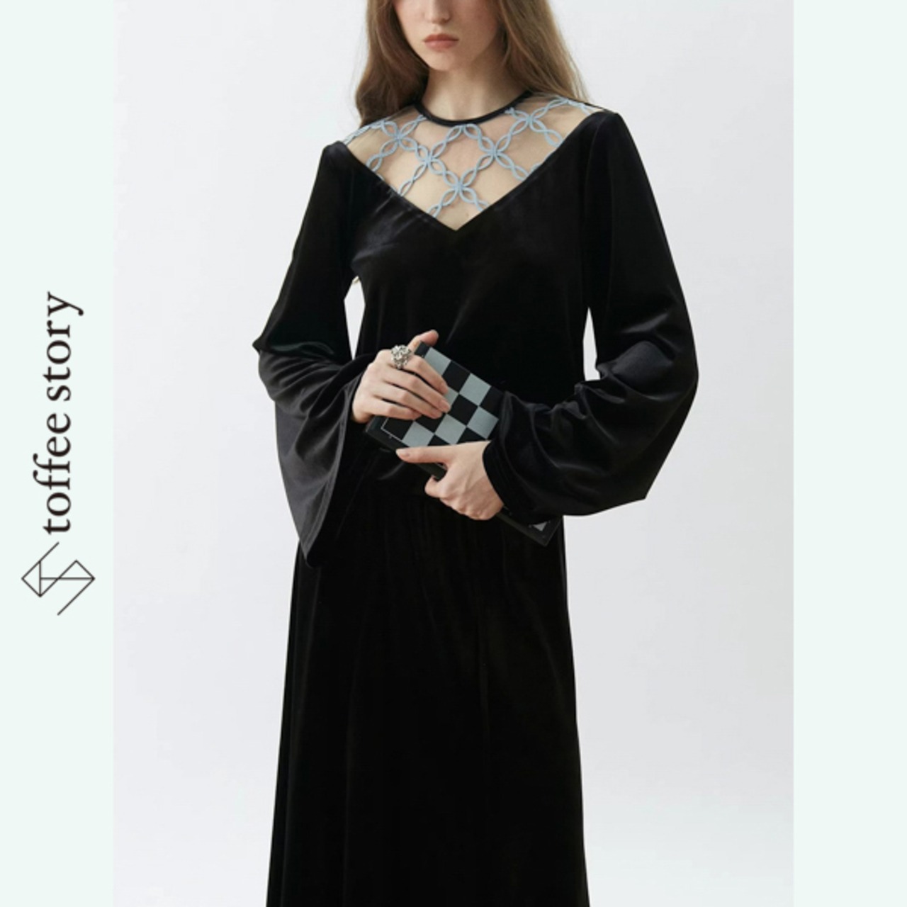 青の軌跡が揺れる影：カットアウトブラックドレス《XU0264》