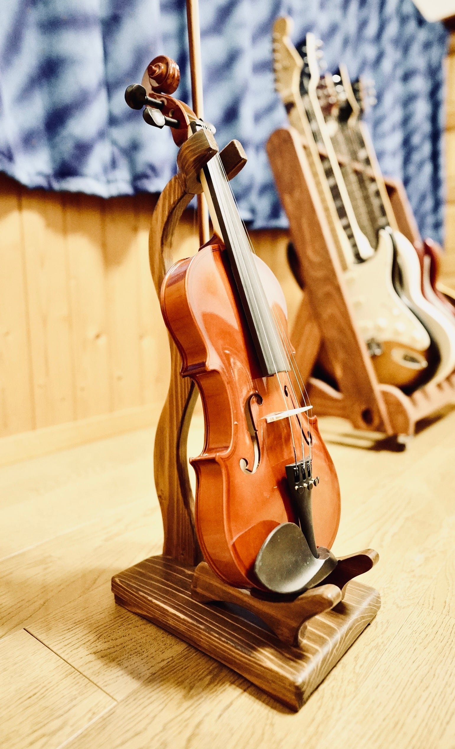 【新品・未使用】高級バイオリンスタンド／木製 新品・未使用】高級バイオリンスタンド／木製 24時間以内に発送