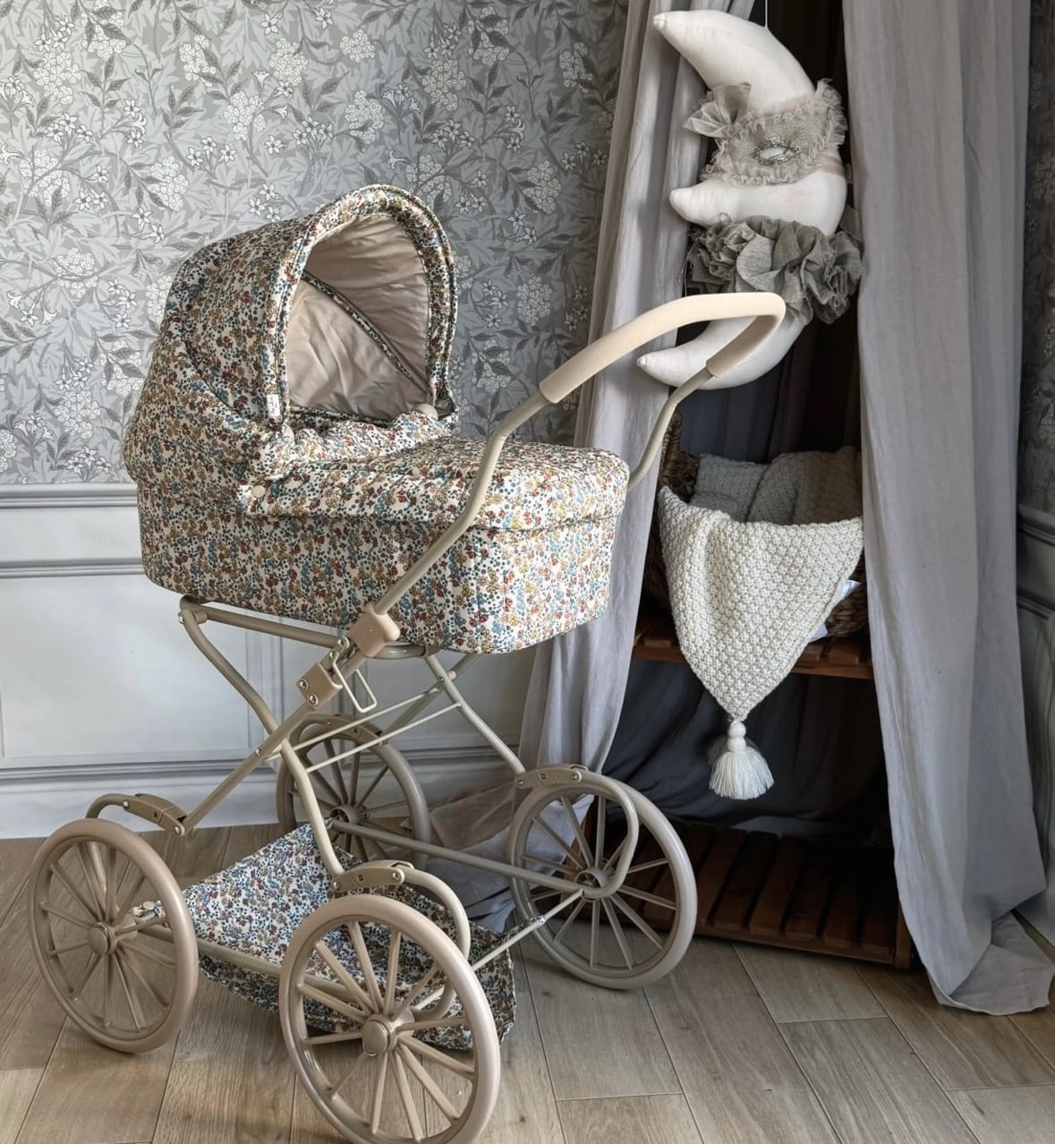 ゴシック風 クラシカル レトロな乳母車 ベビーカー ゴスロリ インスタ