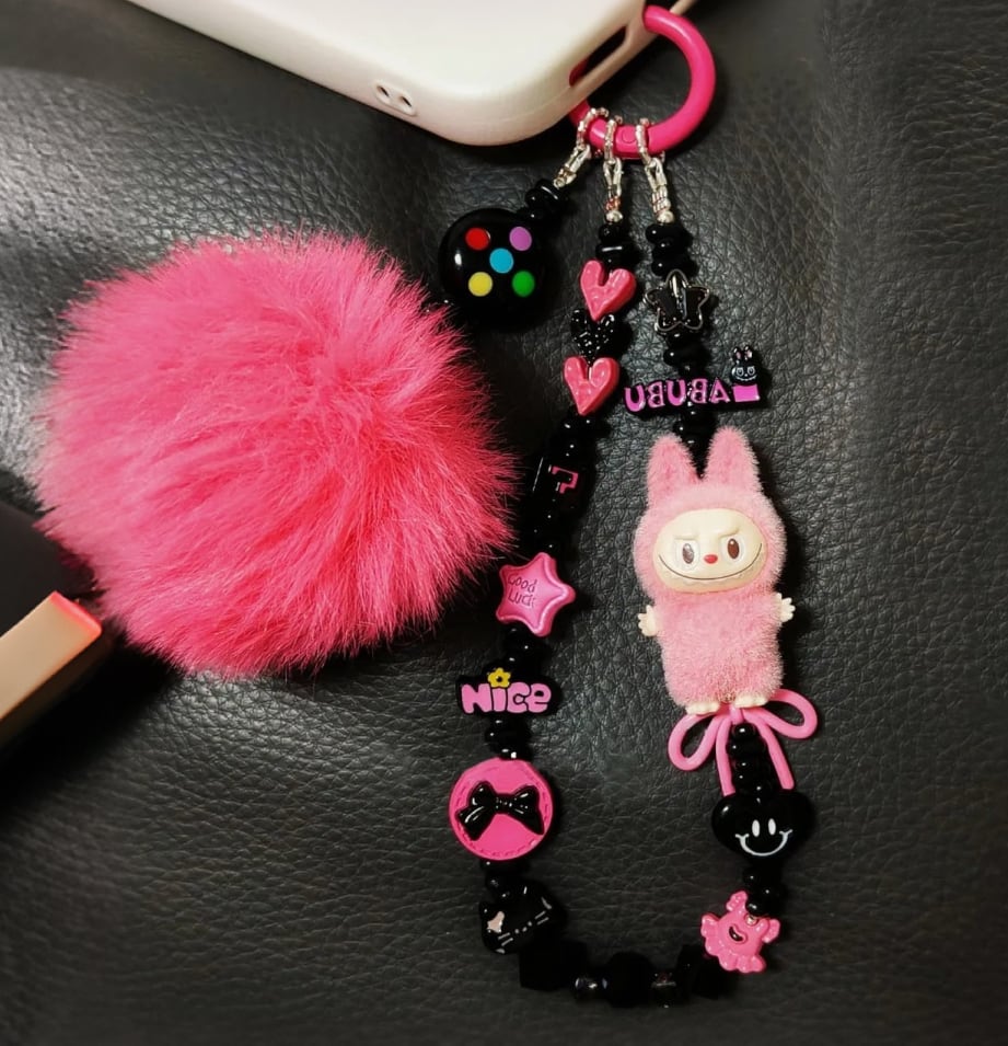 ふわふわ植毛 の Labubu 萌粒チャーム 合金ビーズ&ポンポン あしらった とっておき 携帯ストラップ 女性に人気 ギフト 合金ビーズ ポンポン付き キーホルダー バッグチャーム 可愛い