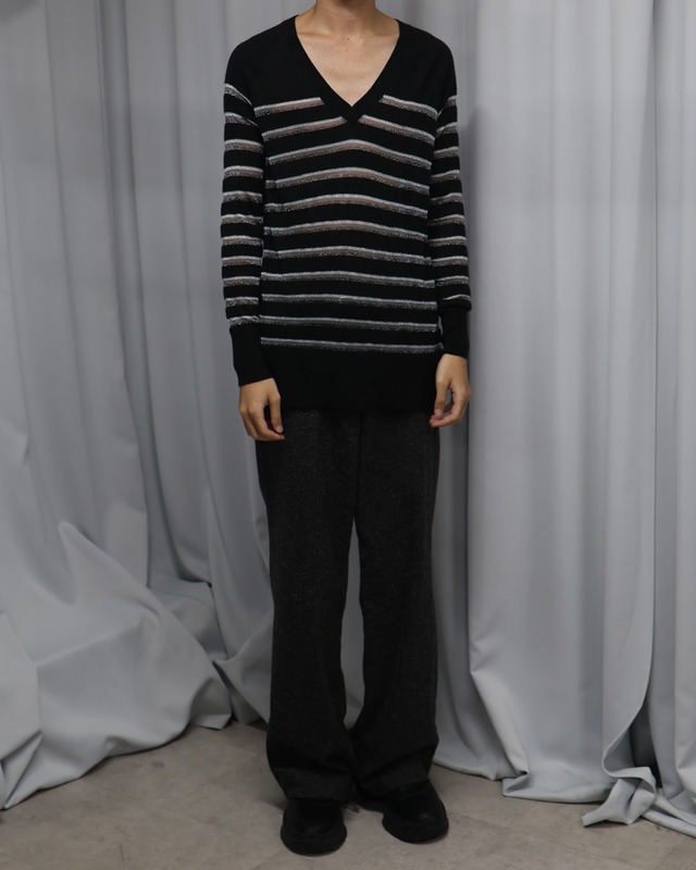 Border sheer v-neck knit