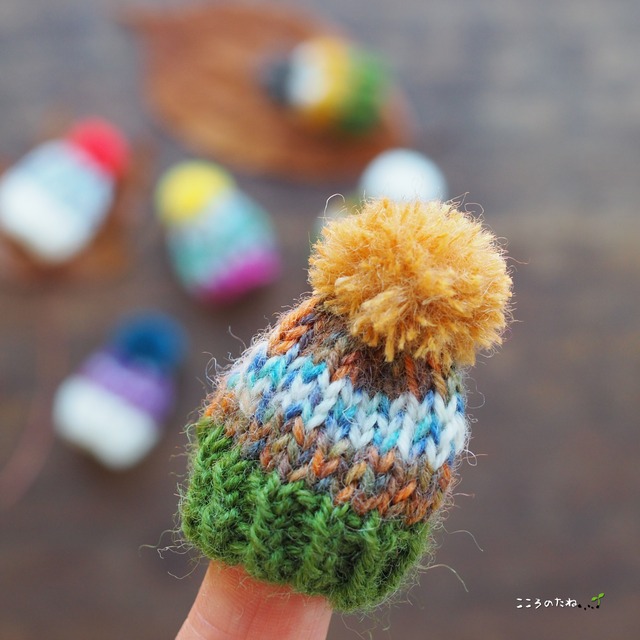 小さな手編みのニット帽ブローチ（ナチュラル）