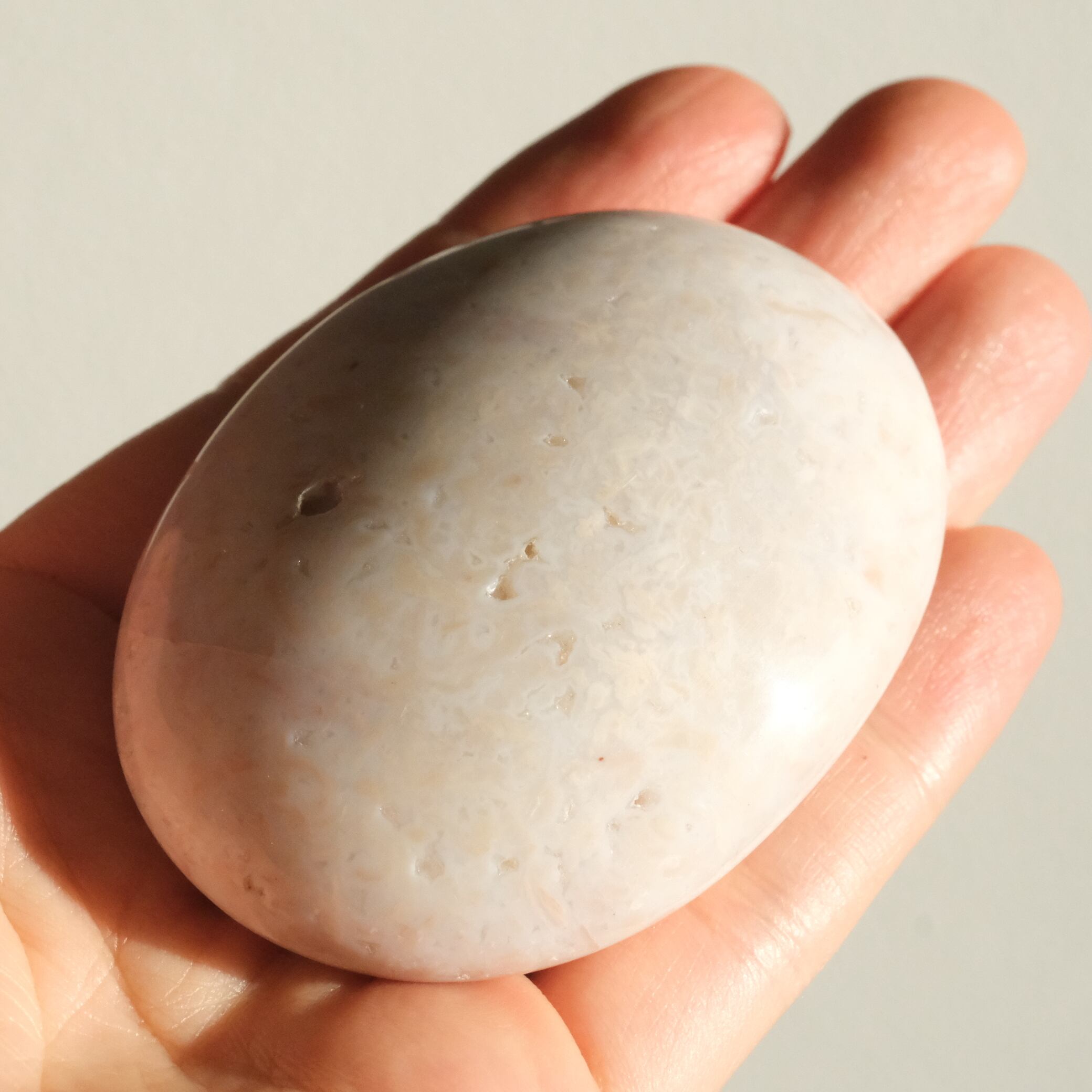 ピンクカーネリアンの握り石 〇 紅玉髄 | ふれる