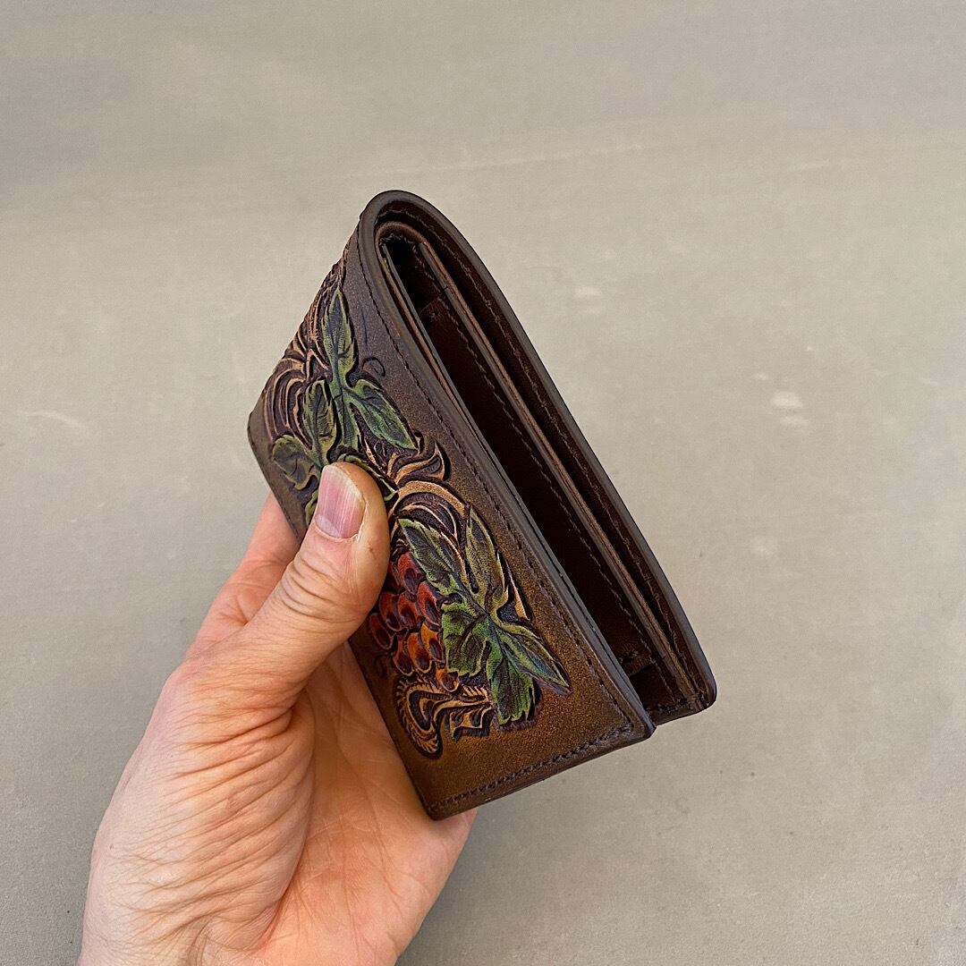 二つ折り財布（焦げ茶、ぶどう柄）No.02007-04 | Atelier LeatherN
